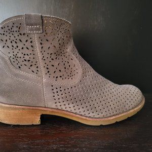 Sofft Ankle Boot Size 9.5M  Grey Suede